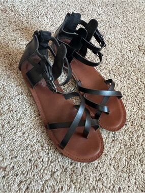 American Eagle Outfitters Black Strappy Gladiator Sandals with Brown Footbed